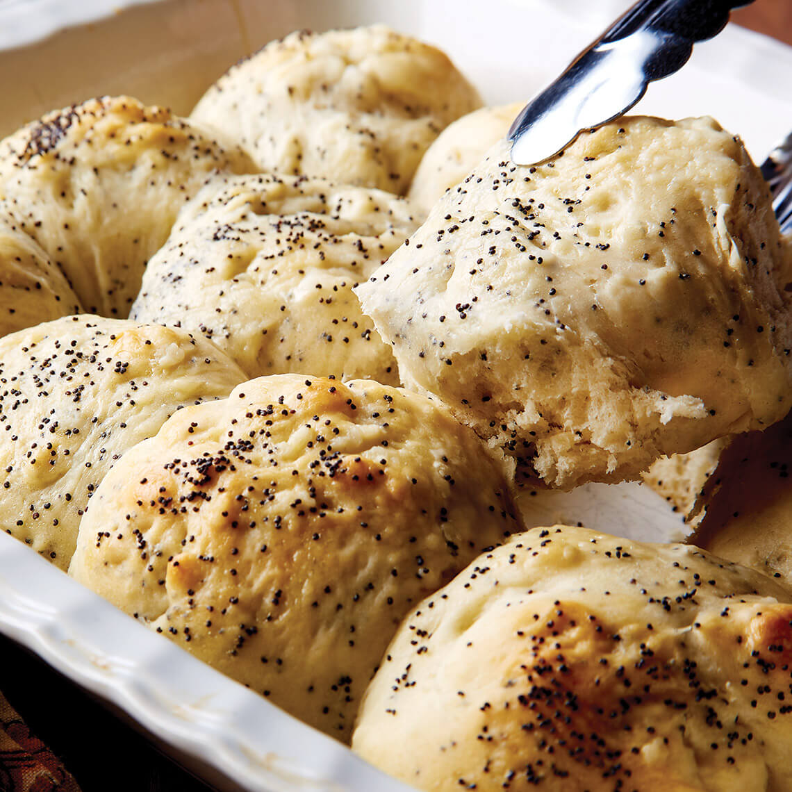 Poppy seed dinner rolls