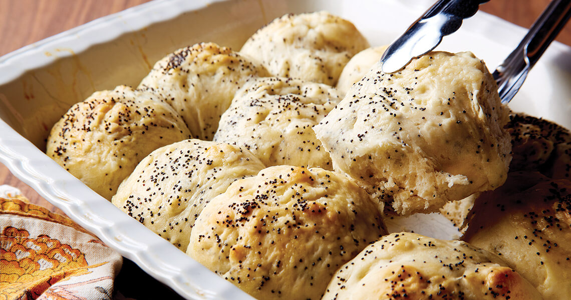 Poppy seed dinner rolls