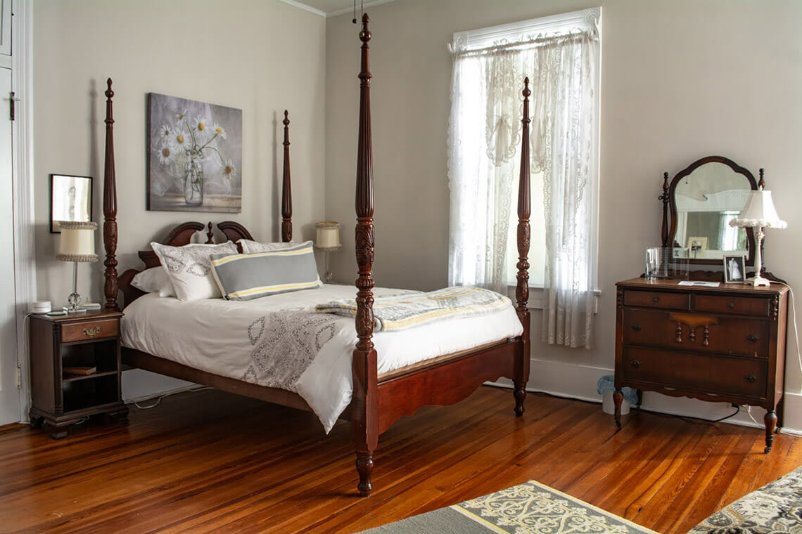 Four-poster bed in the Old Buggy Inn